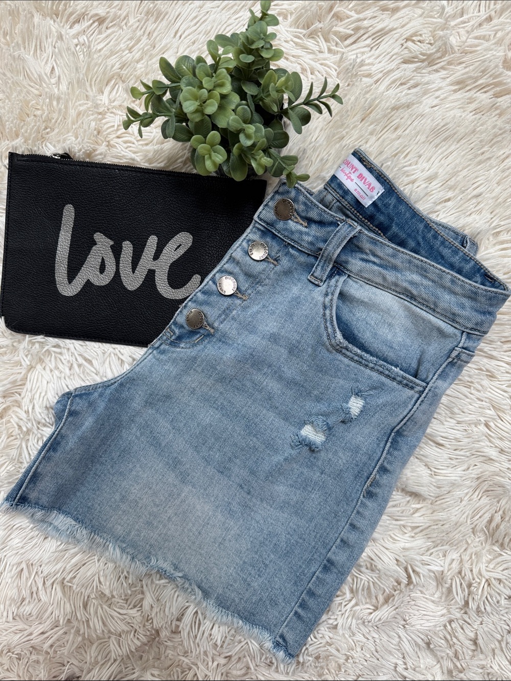 Discount Divas High-Rise Button Fly Jean Shorts 💗 Light Wash - Picture 2 of 11